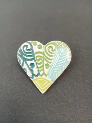 하트형 세라믹 브로치