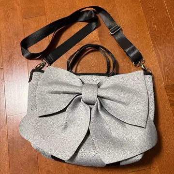 리본 포함 그레이 숄더백