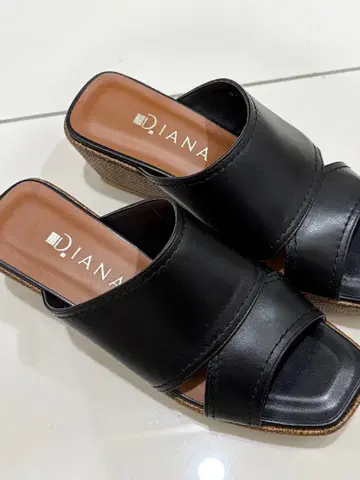 DIANA 블랙 플랫폼 샌들
