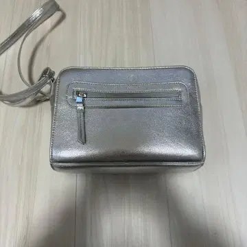 메탈릭 실버 숄더백