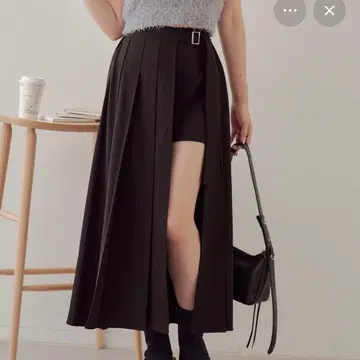 랩 플리츠 롱 스커트 + 숏팬츠 치코 블랙