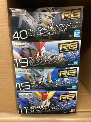 RG 건담 프라모델 4세트 쌓인 프라모델 미니멀리스트
