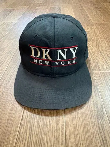 DKNY 블랙 캡 챙 안쪽 그린