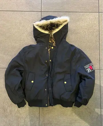 후드 부착 블랙 다운 자켓