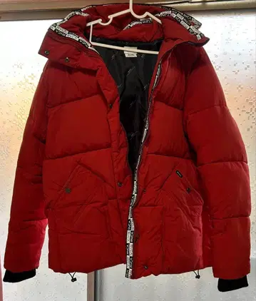 RVCA 빨간색 다운 자켓 S 사이즈