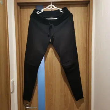 1PIU1UGUALE3 블랙 조거 팬츠