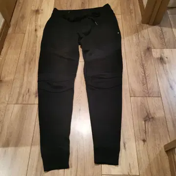 1PIU1UGUALE3 블랙 조거 팬츠