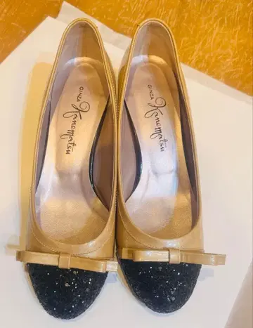 베이지와 블랙 스팽글 펌프스