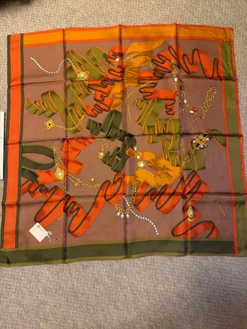 CORDIER 리본과 보석 디자인의 스카프 88*88 미사용