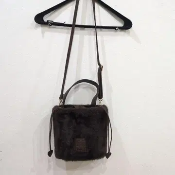 &LOVE 다크 브라운 퍼 숄더백