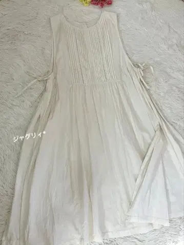 에이프런 원피스 사이드 열림 리본 화이트 레이어드