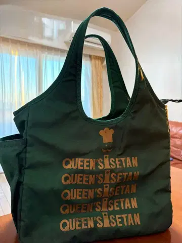 [조금 레어한 이세탄 퀸즈] 에코백 사이드 포켓에 와인을 넣어서