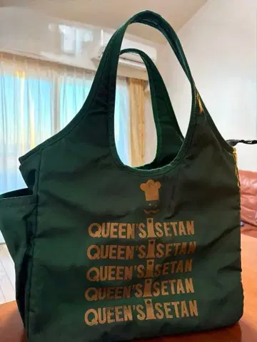 [조금 레어한 이세탄 퀸즈] 에코백 사이드 포켓에 와인을 넣어서