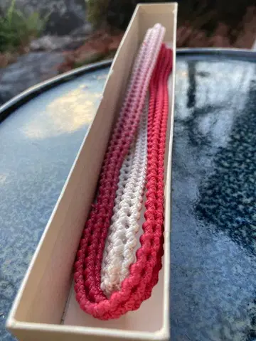 빨간색과 화이트 허리띠 교토의 멋진 빈티지