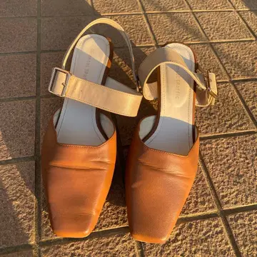 브라운 가죽 스퀘어토 펌프스