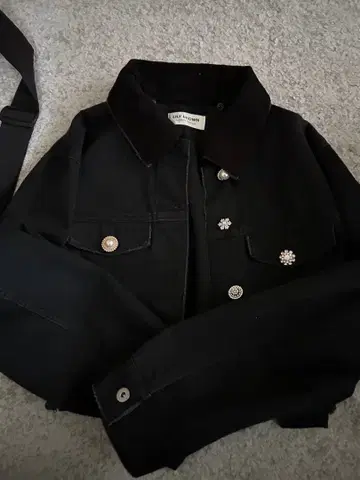 비쥬 장식 블랙 데님 자켓 릴리 브라운