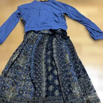 파란색 긴팔 프린트 패턴 롱 원피스