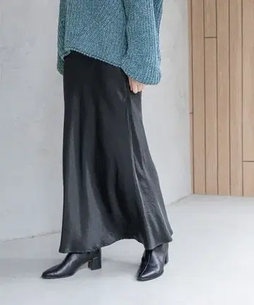 새상품 A part by lowrys 카트린느 새틴 내로우 스커트