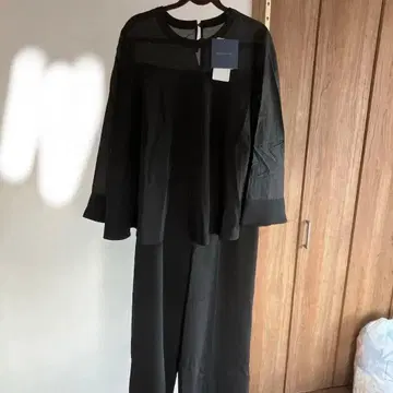 도킹 블라우스 x 테이퍼드 팬츠 포멀 대응