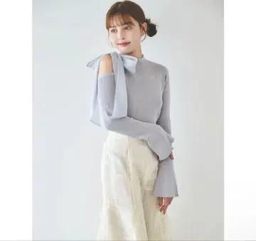 dazzlin 원숄더 리본 니트 상의 그레이 dazzlin
