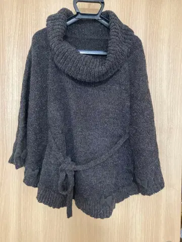 다크 그레이 터틀넥 니트 판초