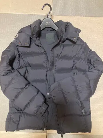 새상품급 TATRAS 볼보레 블랙 다운 자켓 후드 부착