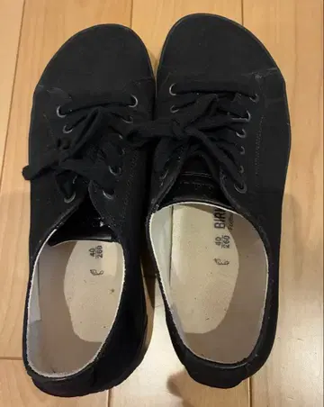 BIRKENSTOCK 블랙 스니커즈 25.5cm