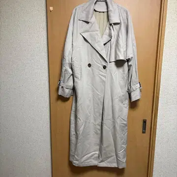 백 플리츠 트렌치코트입니다. 사이즈 M 라이트 베이지 더블 브레스트