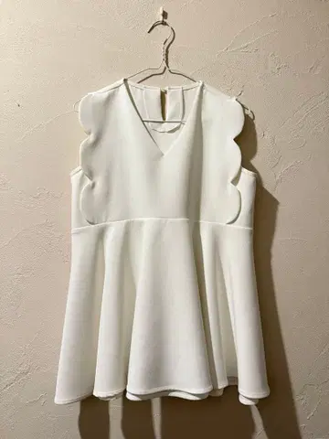 스캘럽 엣지 슬리브리스 상의 화이트 M Liala x PG