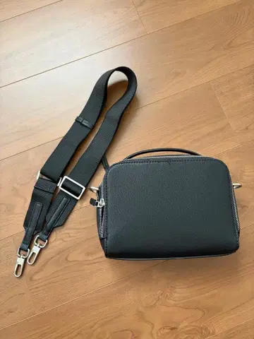 ZARA 텍스처드 크로스백