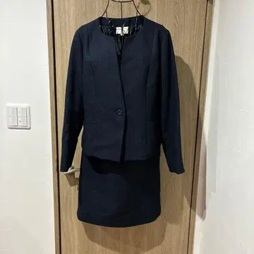 네이비 정장 세트 7부 소매 자켓과 스커트