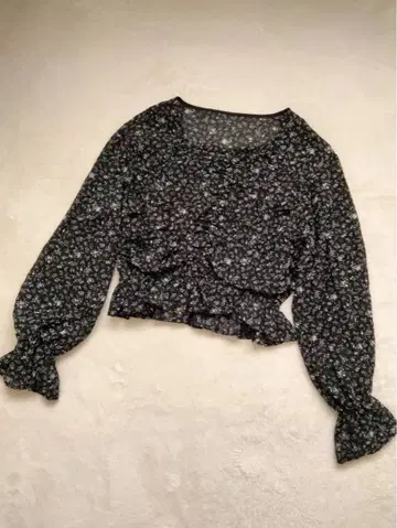 KBF 플라워 프린트 뷔스티에 블라우스 셔링 상의