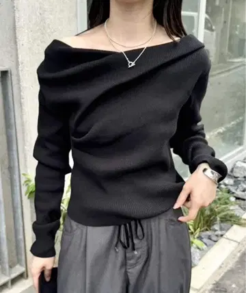 mystic 미스틱 오프숄더 리브 니트 블랙