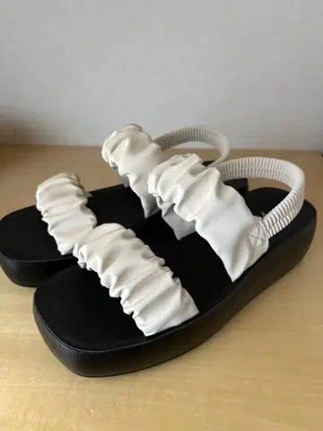 미사용 새상품 개더 통굽 샌들 M 사이즈