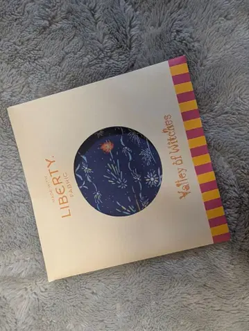 LIBERTY 꽃무늬 손수건 네이비 박스 포장