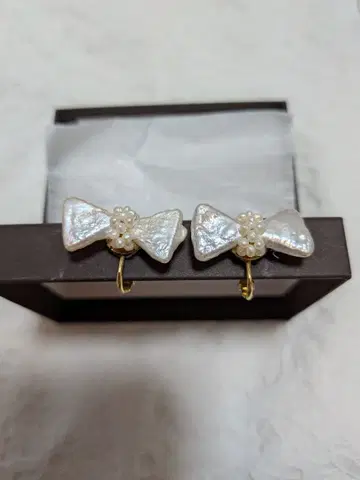 리본형 화이트 담수 진주 귀찌