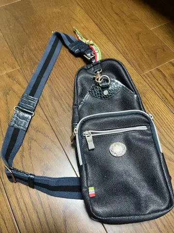 오로비안코 악어 엠보싱 블랙 바디백