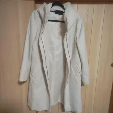 후드 부착 아이보리 롱 코트