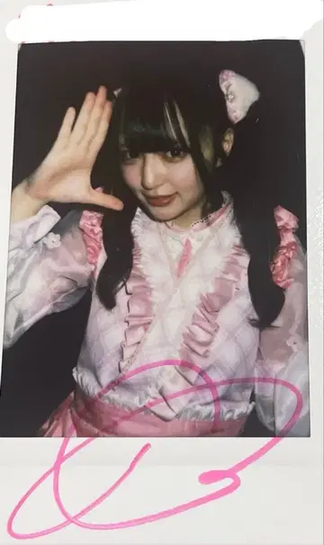 핑크 의상의 폴라로이드 사진