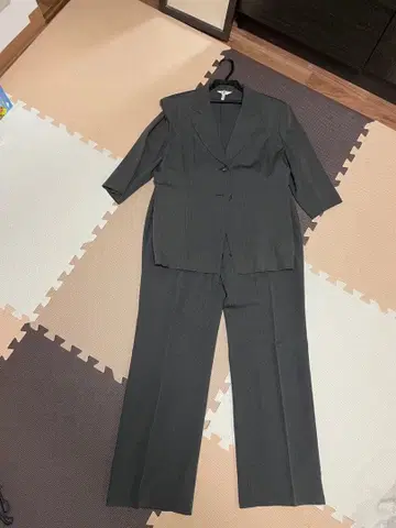 다크 그레이 반팔 수트 셋업 34R