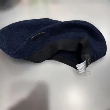 네이비 베레모 로고 포함