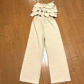 프릴 달린 베이지 셋업