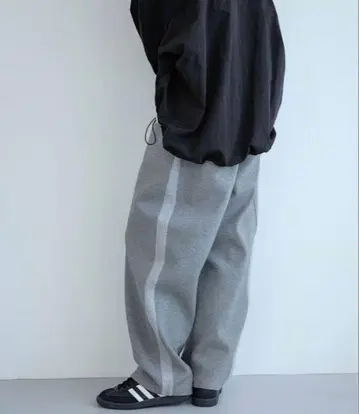 FASHIRU 라인 커브 스웨트 팬츠