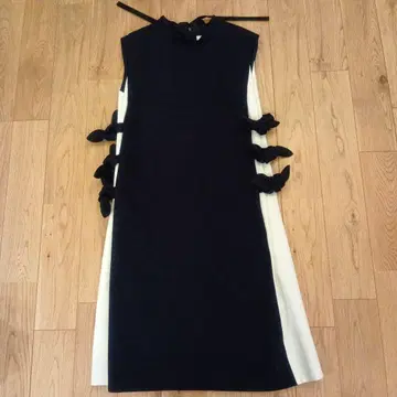 체스티 슬리브리스 사이드 리본 원피스 네이비 x 화이트