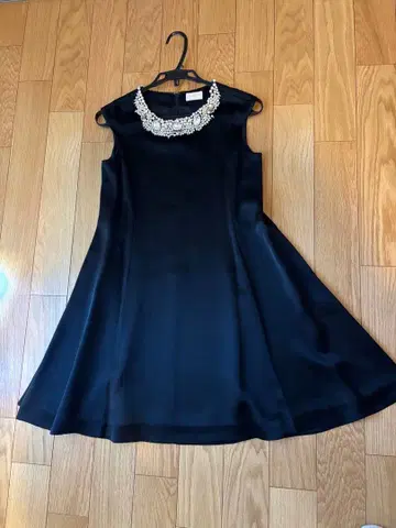 Grace Clara 비즈 목걸이 포함 블랙 드레스