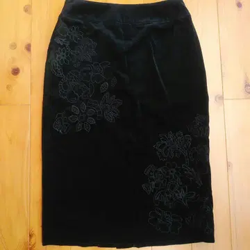 LOUIS FERAUD 블랙 플라워 패턴 타이트 스커트