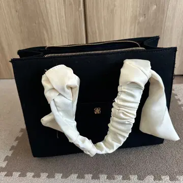 블랙 핸드백 화이트 핸들