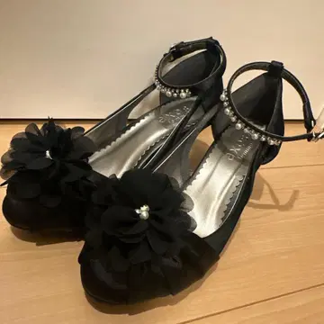 axes 꽃 장식 블랙 하이힐