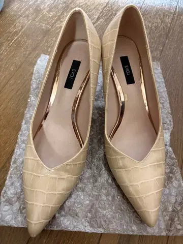 베이지 악어 엠보싱 스틸레토 펌프스