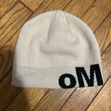 오마 베이지 니트 모자 로고